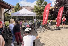 Mobilny wolontariat Banku Pekao połączył sport, edukację i pomaganie. Rowerowa akcja dla dzieci w Karlinie